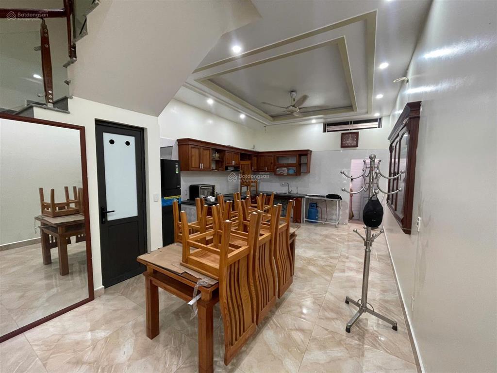 Cho thuê nguyên căn sân cổng phố văn cao, dt 90m2, 4 ngủ khép kín