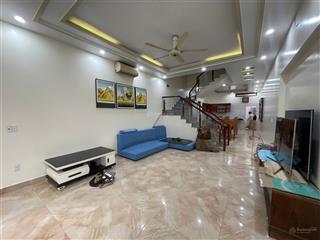 Cho thuê nguyên căn sân cổng phố văn cao, dt 90m2, 4 ngủ khép kín.