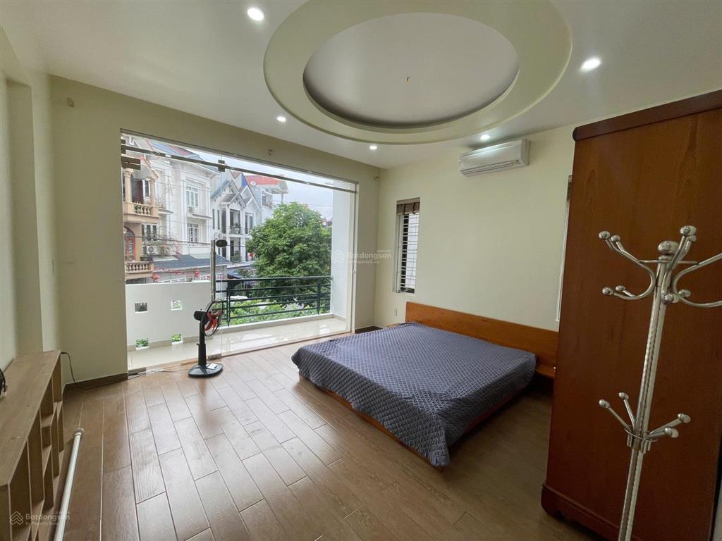 Cho thuê nguyên căn sân cổng phố văn cao, dt 90m2, 4 ngủ khép kín
