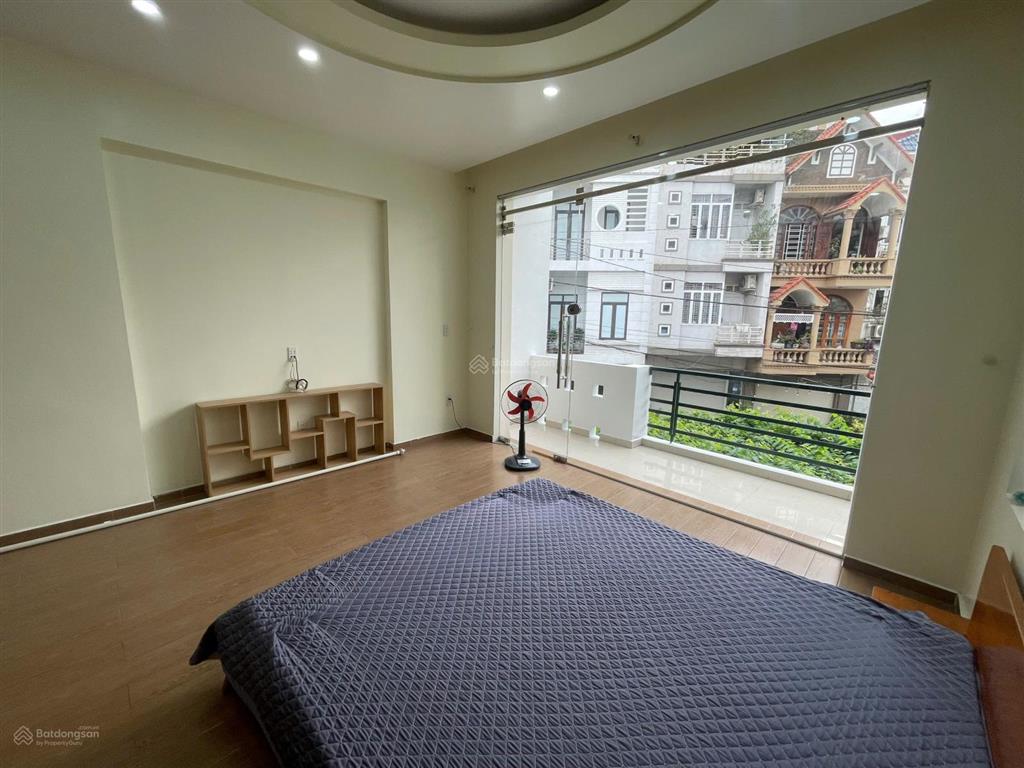 Cho thuê nguyên căn sân cổng phố văn cao, dt 90m2, 4 ngủ khép kín