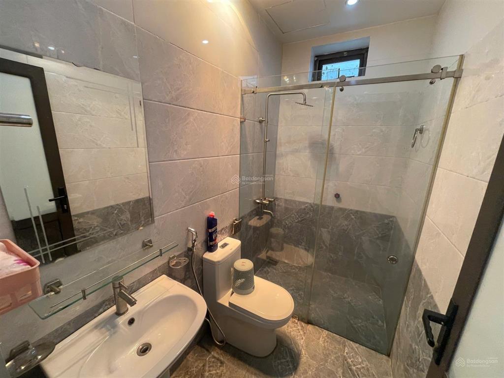 Cho thuê nguyên căn sân cổng phố văn cao, dt 90m2, 4 ngủ khép kín