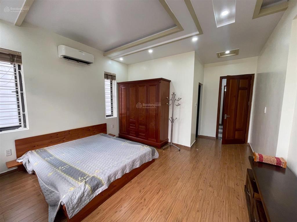 Cho thuê nguyên căn sân cổng phố văn cao, dt 90m2, 4 ngủ khép kín