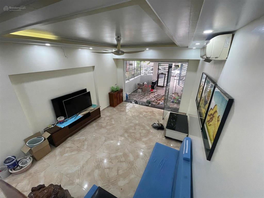 Cho thuê nguyên căn sân cổng phố văn cao, dt 90m2, 4 ngủ khép kín