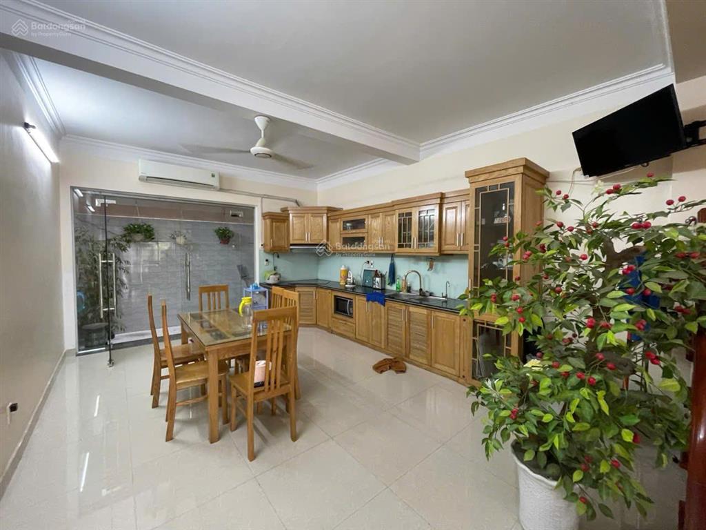 Cho thuê nguyên căn sân cổng phố văn cao, dt 90m2, 3 p.ngủ khép kín.