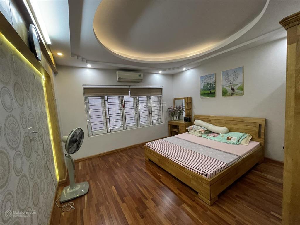 Cho thuê nguyên căn sân cổng phố văn cao, dt 90m2, 3 p.ngủ khép kín.