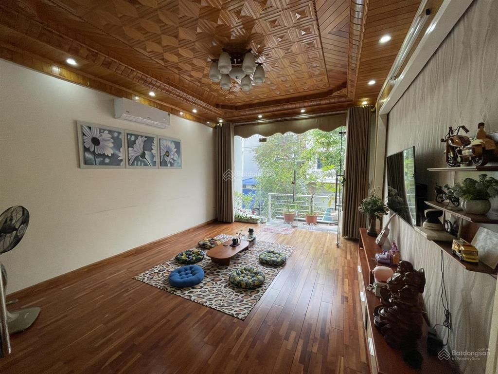 Cho thuê nguyên căn sân cổng phố văn cao, dt 90m2, 3 p.ngủ khép kín.