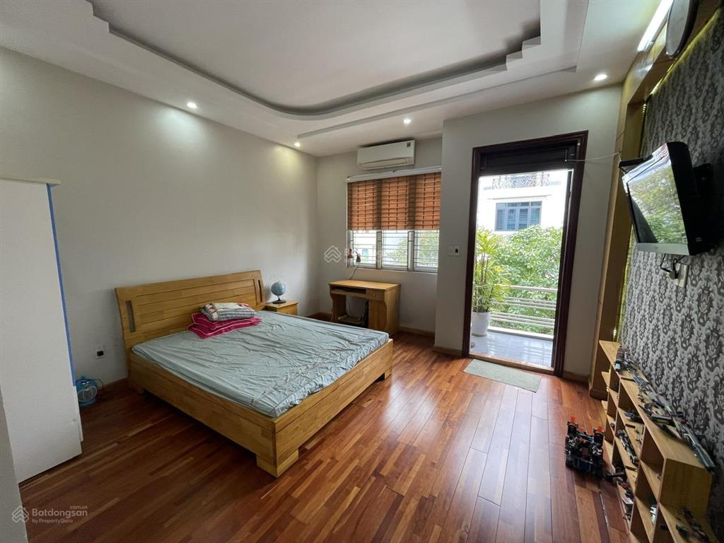 Cho thuê nguyên căn sân cổng phố văn cao, dt 90m2, 3 p.ngủ khép kín.