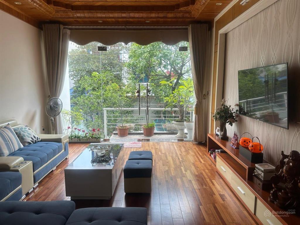 Cho thuê nguyên căn sân cổng phố văn cao, dt 90m2, 3 p.ngủ khép kín.