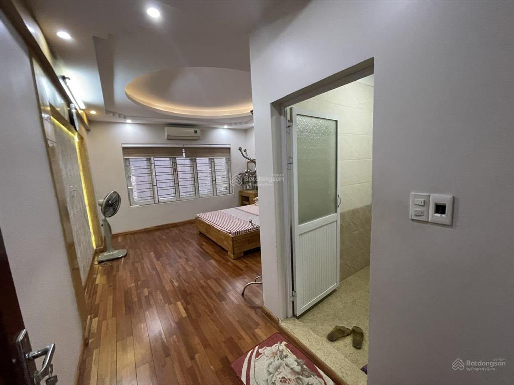 Cho thuê nguyên căn sân cổng phố văn cao, dt 90m2, 3 p.ngủ khép kín.