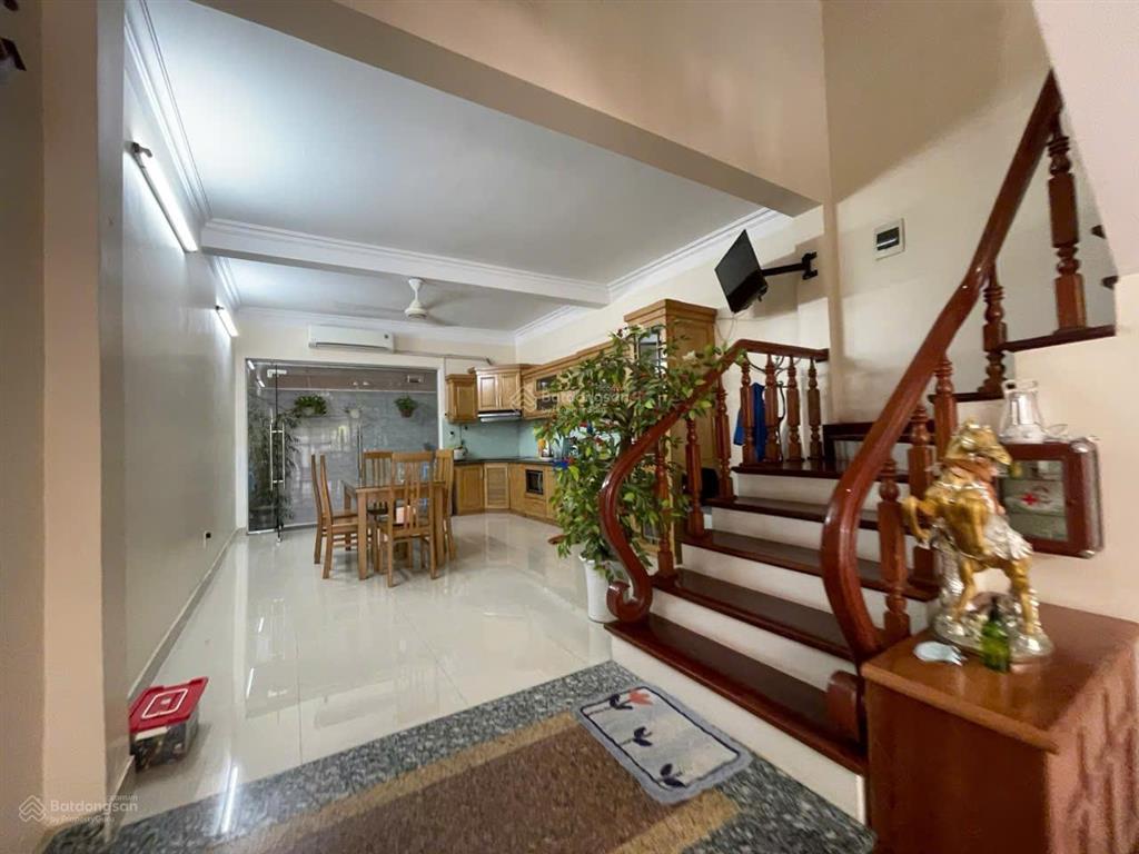 Cho thuê nguyên căn sân cổng phố văn cao, dt 90m2, 3 p.ngủ khép kín.