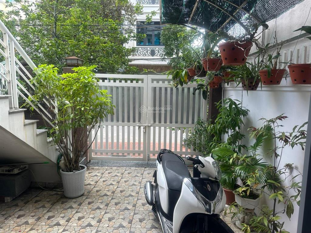 Cho thuê nguyên căn sân cổng phố văn cao, dt 90m2, 3 p.ngủ khép kín.