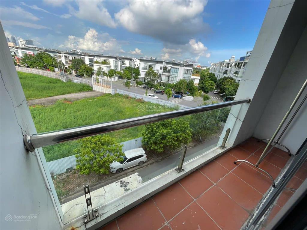 Cho thuê căn hộ waterfront city, 1 phòng ngủ rộng (40m²), có ban công thoáng.