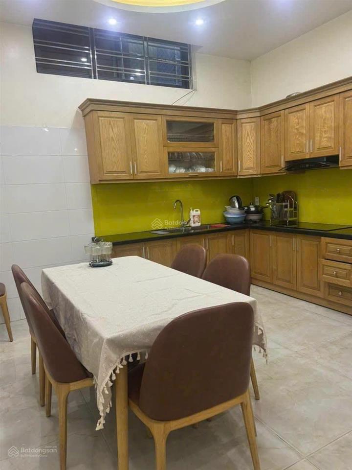 Cho thuê nhà nguyên căn phố văn cao, dt 50m², 5 phòng ngủ.