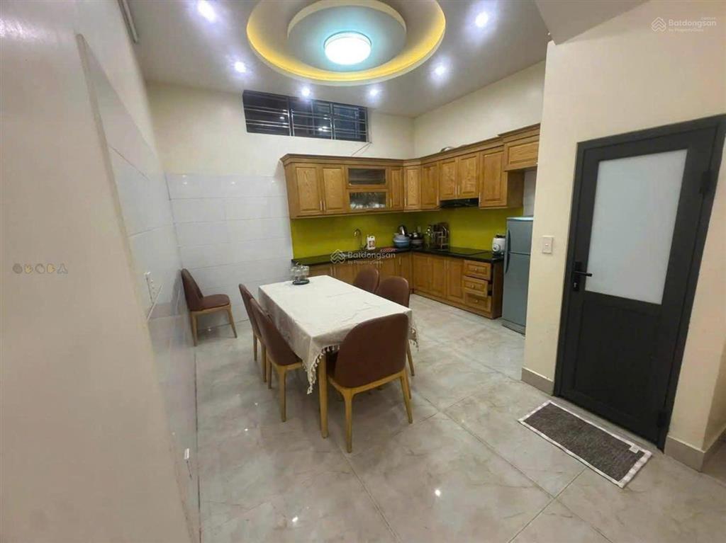 Cho thuê nhà nguyên căn phố văn cao, dt 50m², 5 phòng ngủ.