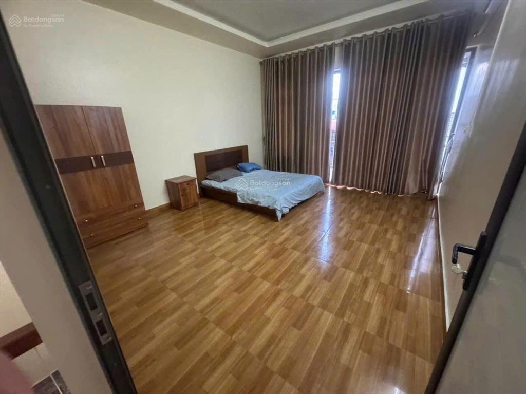 Cho thuê nhà nguyên căn phố văn cao, dt 50m², 5 phòng ngủ.