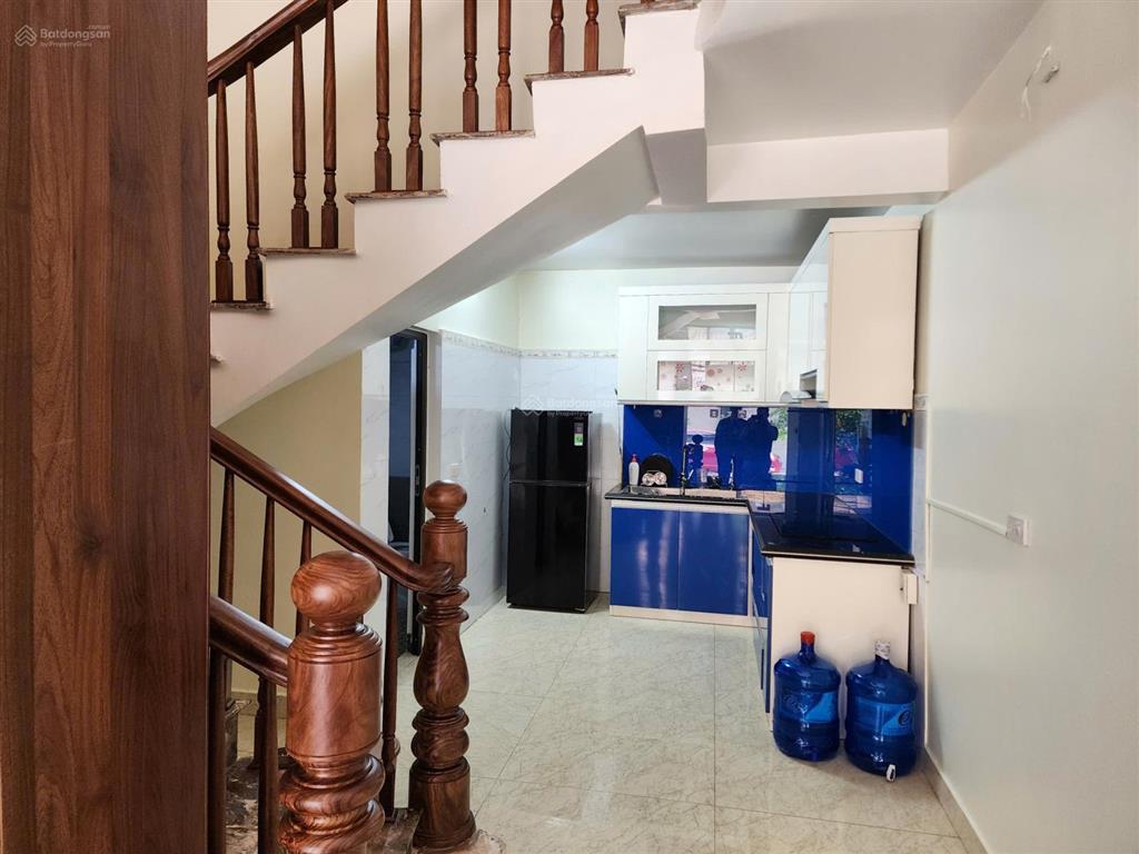 Cho thuê nhà mặt phố văn cao, dt 45m2, 4 phòng ngủ full đồ, vị trí đẹp.
