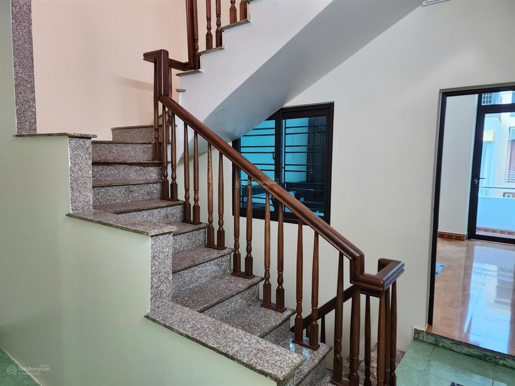 Cho thuê nhà mặt phố văn cao, dt 45m2, 4 phòng ngủ full đồ, vị trí đẹp.