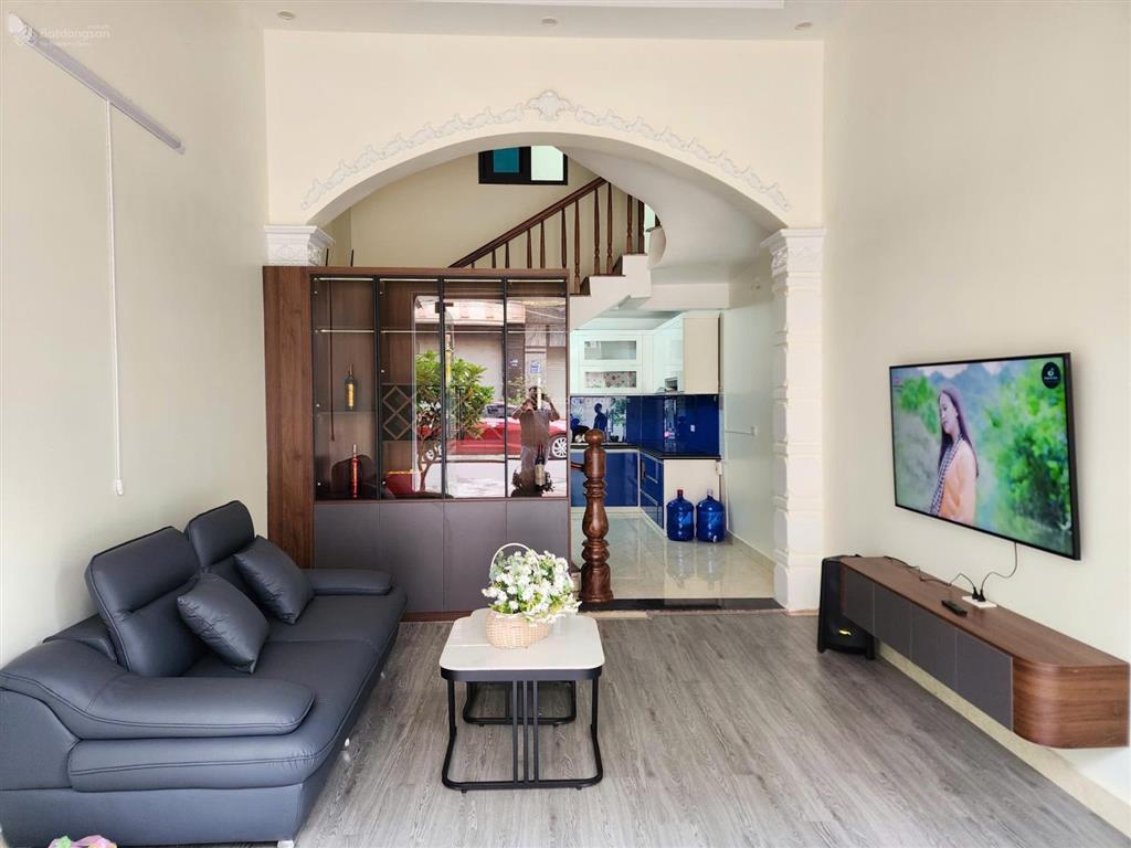 Cho thuê nhà mặt phố văn cao, dt 45m2, 4 phòng ngủ full đồ, vị trí đẹp.