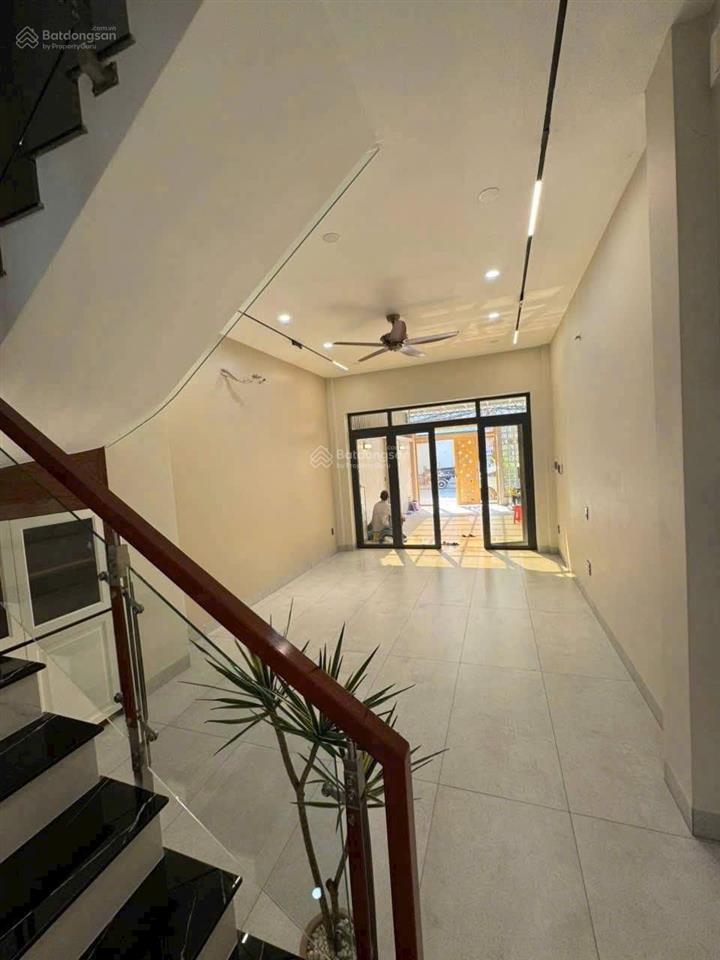 Nhà mới trệt 2 lầu, đường 38 hiệp bình chánh ngay chợ hiệp bình, giáp đường phạm văn đồng.