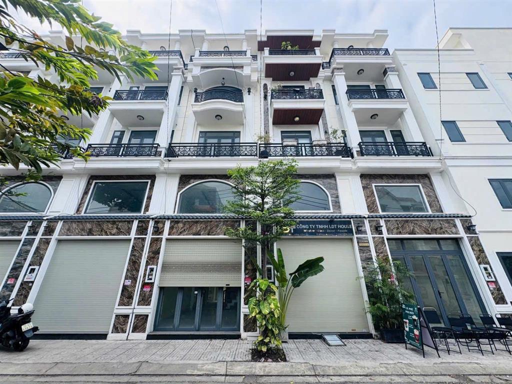 Nhà 4 lầu 1 tum có lửng  đường 20 phạm văn đồng ngay tttm gigamall khu bên sông hiệp bình chánh