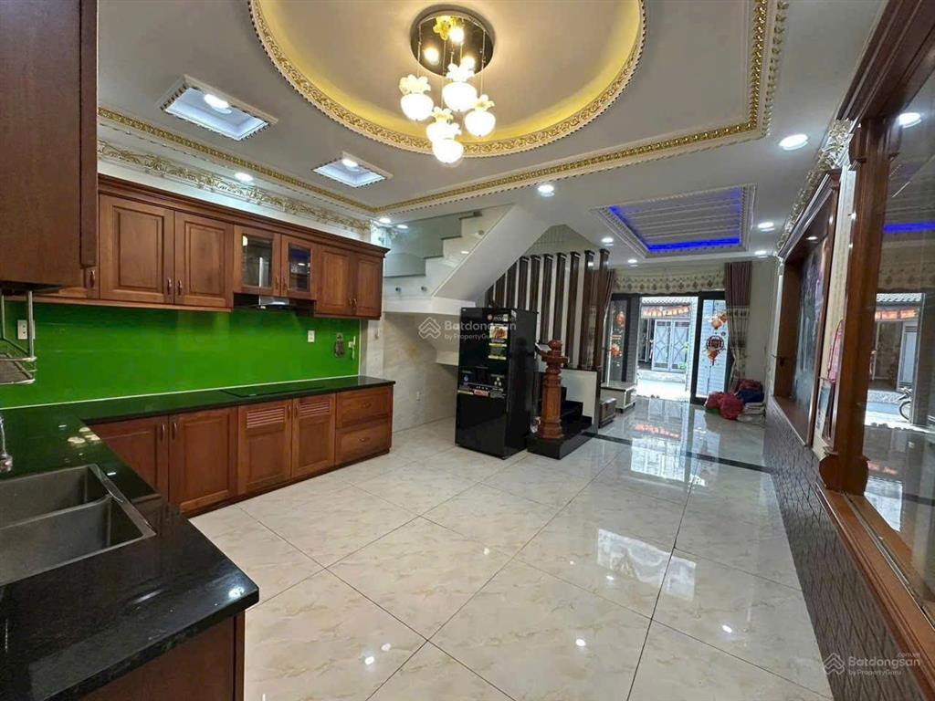 Nhà 4 tầng có lửng 4,5m x 14m  ngay chợ hiệp bình gần tttm gigamall  giáp đường phạm văn đồng.