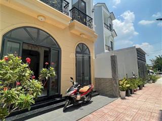 Nhà mới 3 tầng bề ngang 6m + sân rộng phía trước để xe hơi xe máy siêu hiếm  ngay chợ hiệp bình