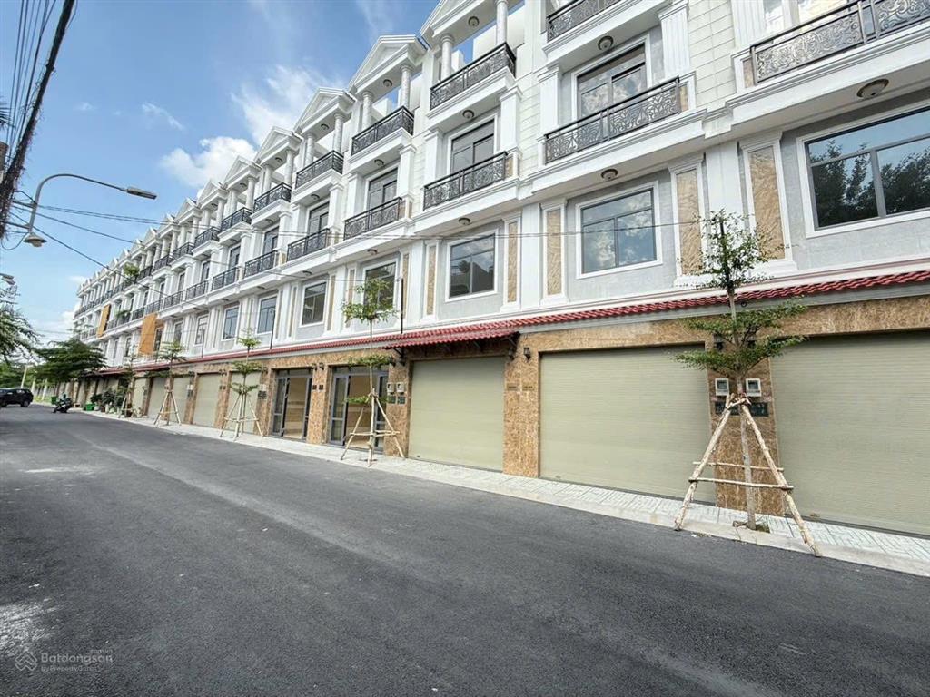Nhà xây mới 4 tầng có lửng  kdc đồng bộ view sông sài gòn  gần kđt vạn phúc