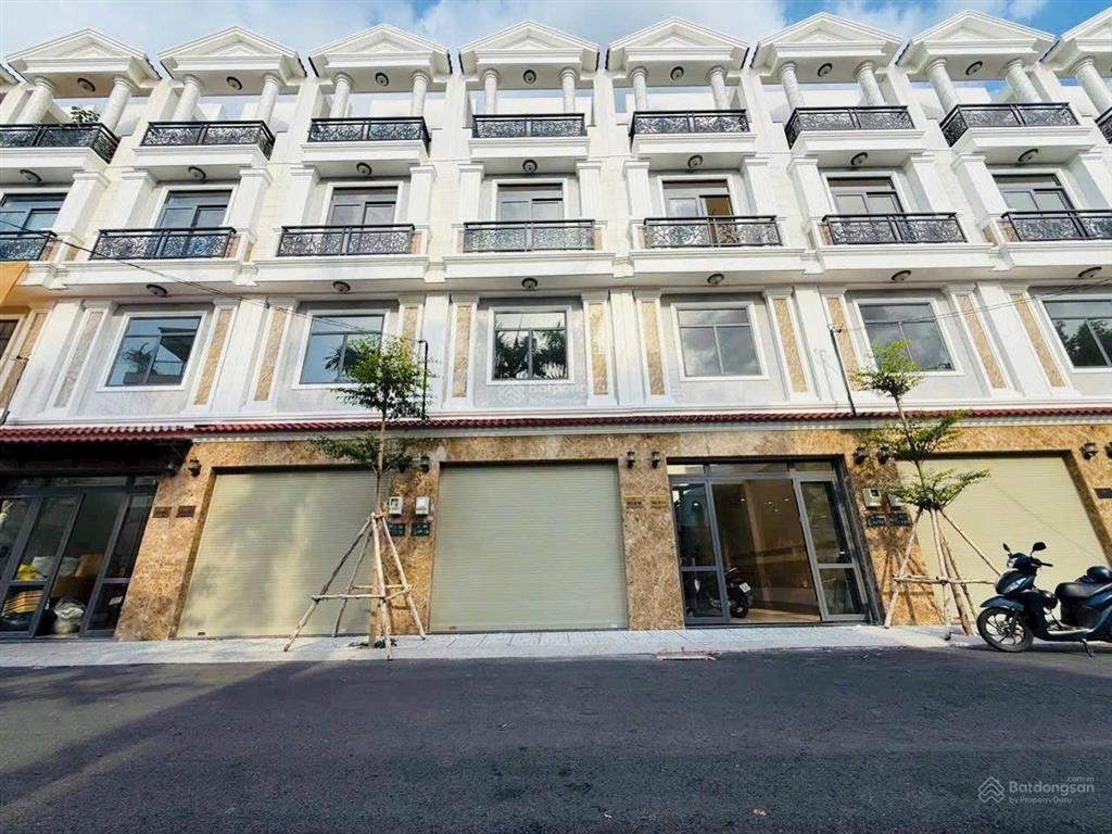 Nhà xây mới 4 tầng có lửng  kdc đồng bộ view sông sài gòn  gần kđt vạn phúc