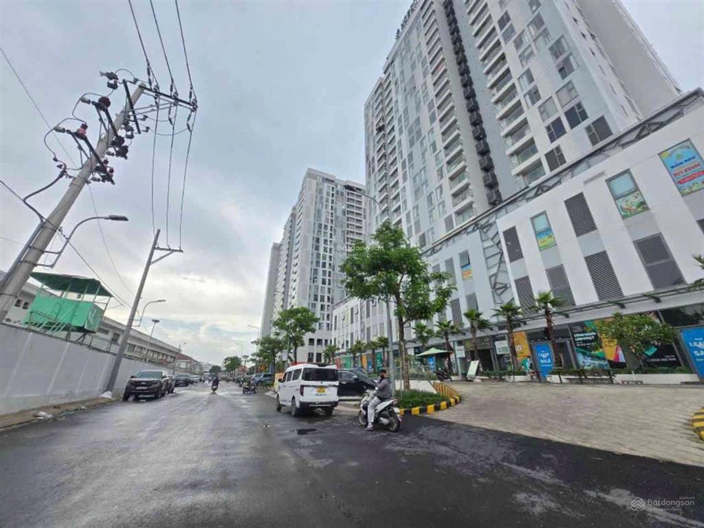 Cần tiền giảm mạnh 1 tỷ nhà mặt tiền sát bên cc urban green  đối diện cổng dtt vạn phúc.