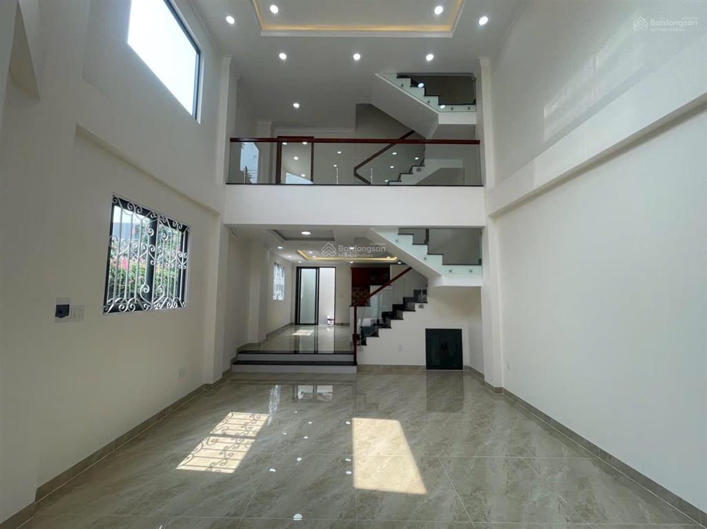Nhà mới 4 tầng có lửng  ngay chợ hiệp bình  đường rộng  phù hợp ở làm vpct hay cho thuê