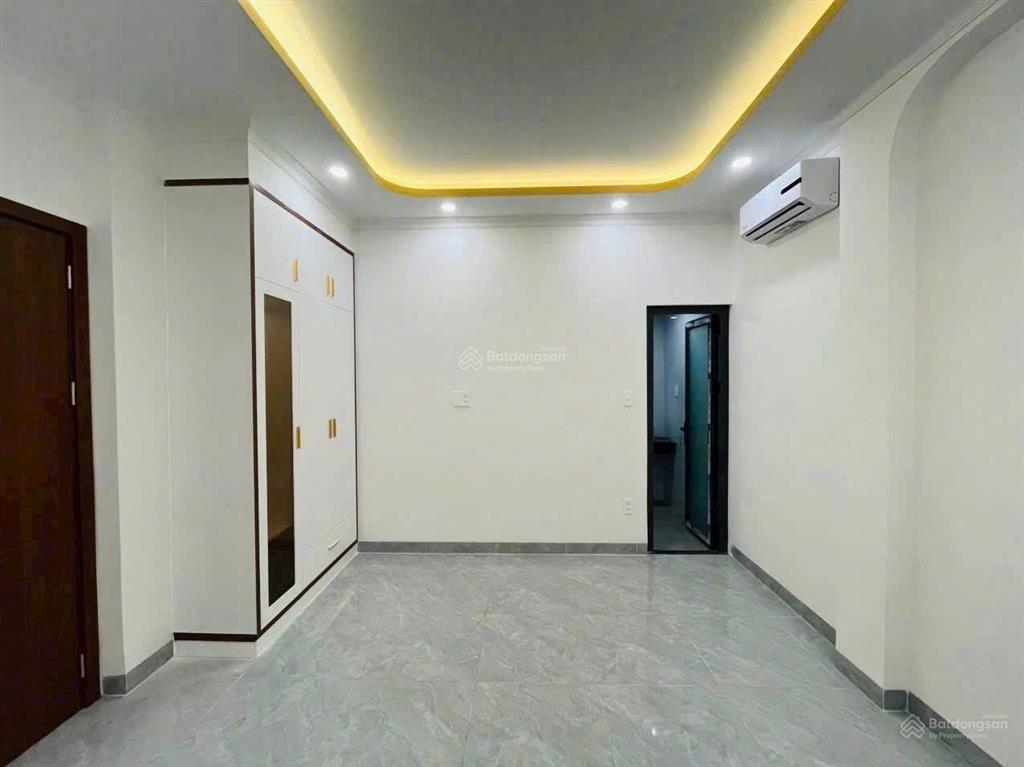 Nhà mới 3 tầng bề ngang 6m + sân rộng phía trước để xe hơi xe máy siêu hiếm  ngay chợ hiệp bình