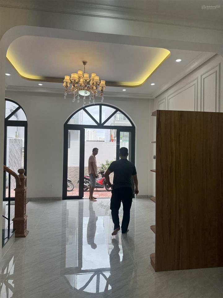 Nhà mới 3 tầng bề ngang 6m + sân rộng phía trước để xe hơi xe máy siêu hiếm  ngay chợ hiệp bình