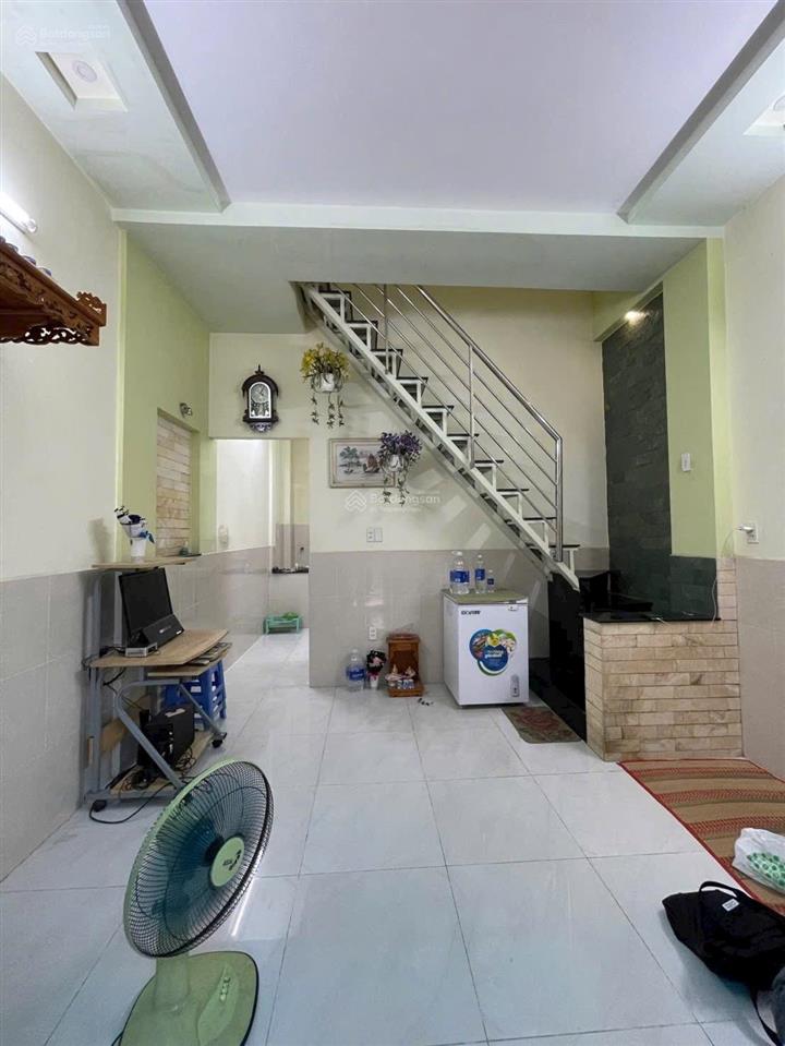 Nhà nguyên căn ngay bến đò linh đông  giá 9tr, 2 pn, 2wc