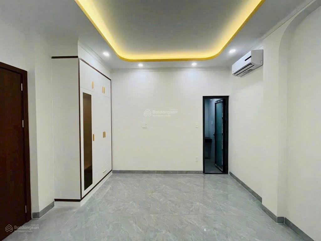 Nhà mới 3 tầng bề ngang 6m + sân rộng phía trước để xe hơi xe máy siêu hiếm  ngay chợ hiệp bình