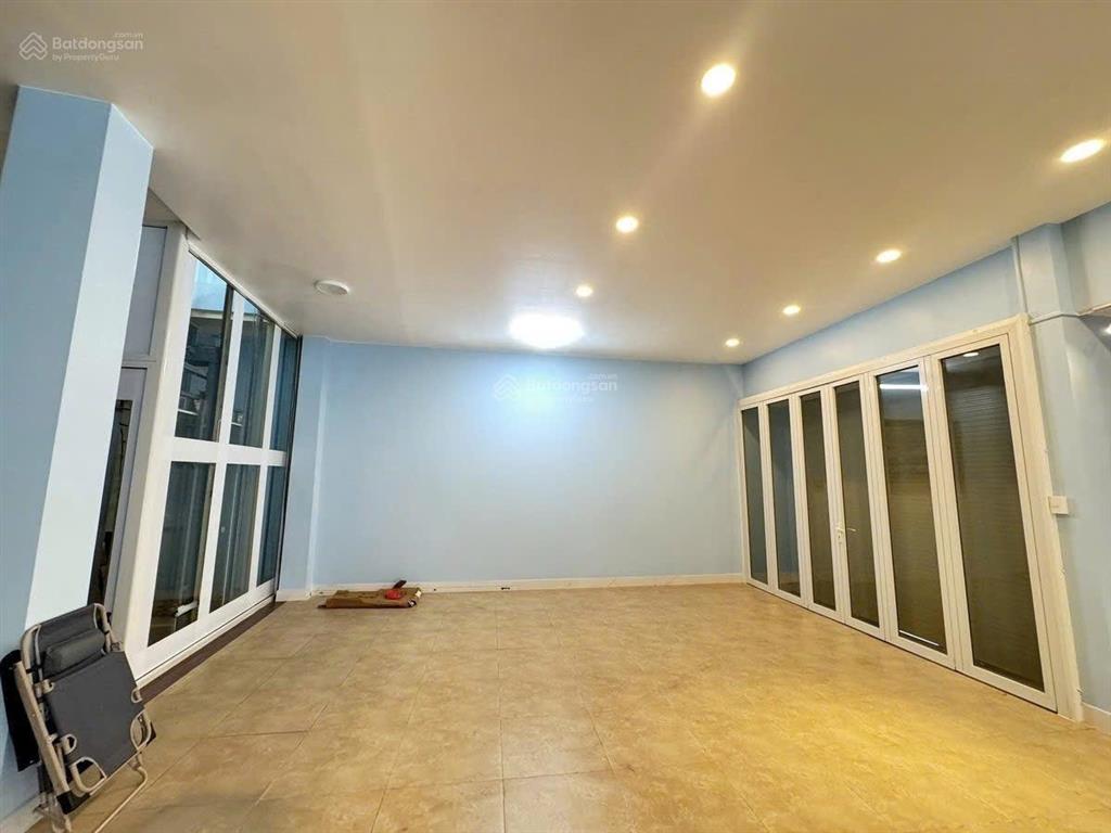 Cho thuê nhà góc 2mt  mặt tiền 8m trần nhật duật, quận 1