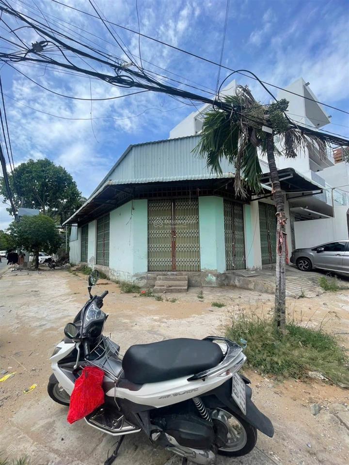 Góc mặt tiền xuân thuỷ và đường số 5 kdc hồng phát ab