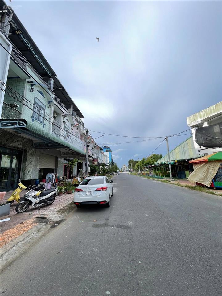 Chủ gốc nhà trệt 2 lầu đường số 20 trung tâm thương mại phong điền  sát phan văn trị