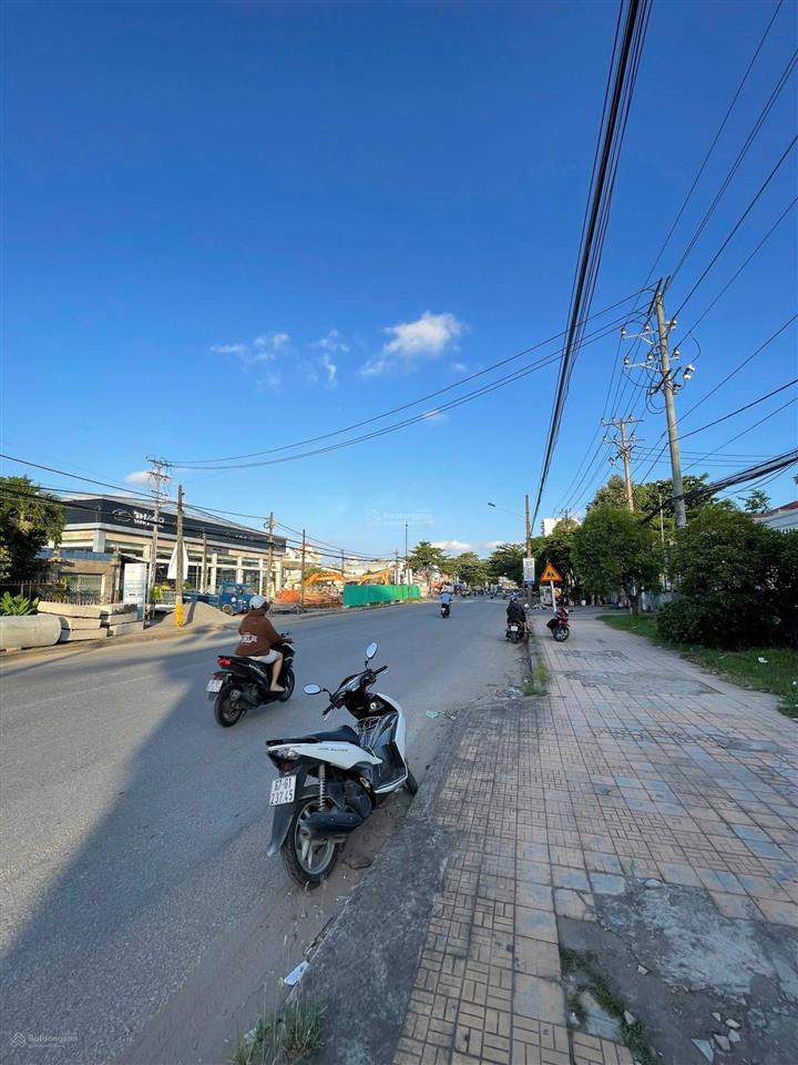 Quỹ đất đẹp mặt tiền cách mạng tháng 8, có 8600 m2 chủ gốc