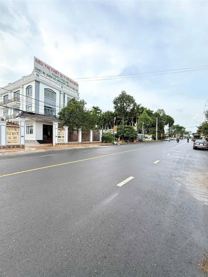 Nhà nghỉ 17 phòng mặt tiền trần hưng đạo 1 trệt 2 lầu