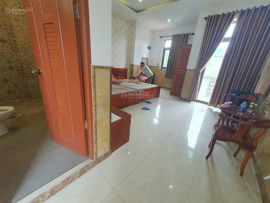 Nhà nghỉ 17 phòng mặt tiền trần hưng đạo 1 trệt 2 lầu