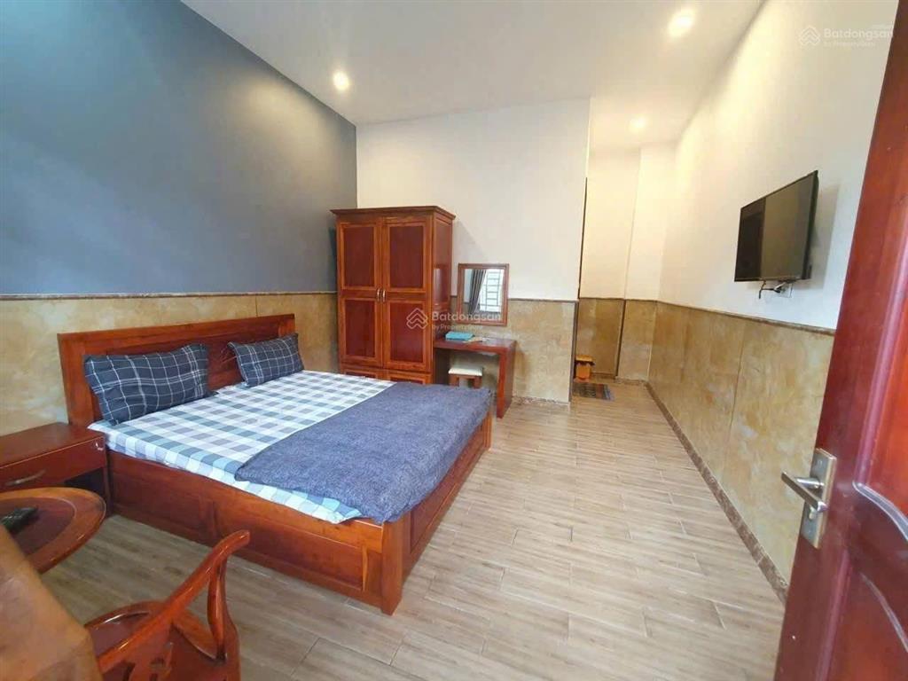 Nhà nghỉ 17 phòng mặt tiền trần hưng đạo 1 trệt 2 lầu