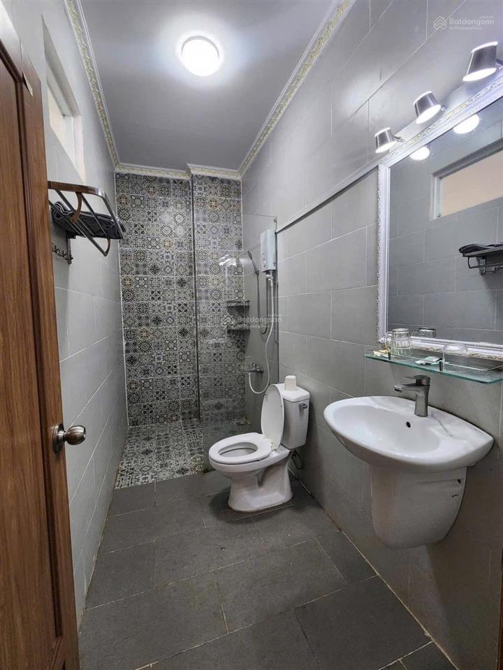 Nhà nghỉ 17 phòng mặt tiền trần hưng đạo 1 trệt 2 lầu