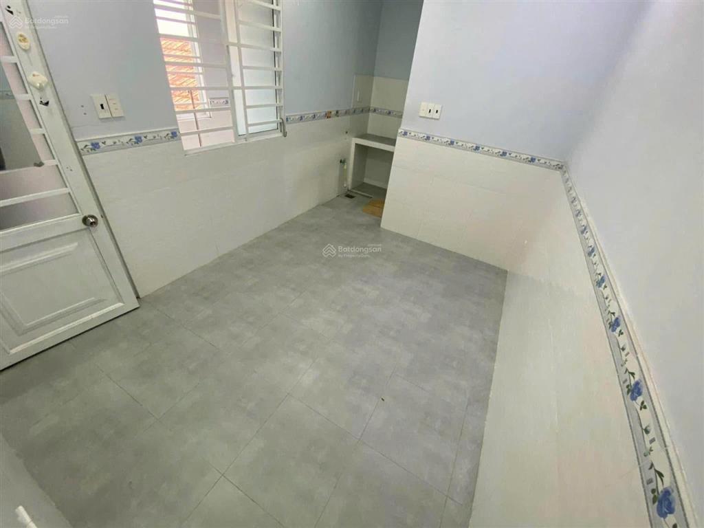 Phòng studio thoáng mát cửa sổ song hành gần cầu tham lương