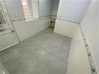 Phòng studio thoáng mát cửa sổ song hành gần cầu tham lương