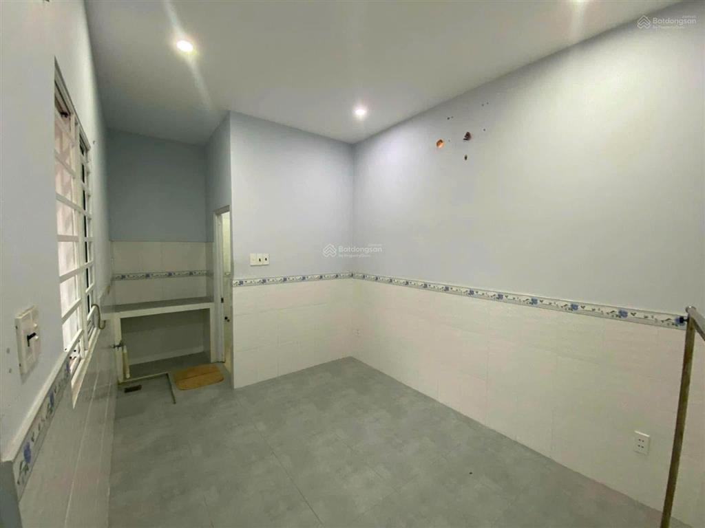 Phòng studio thoáng mát cửa sổ song hành gần cầu tham lương
