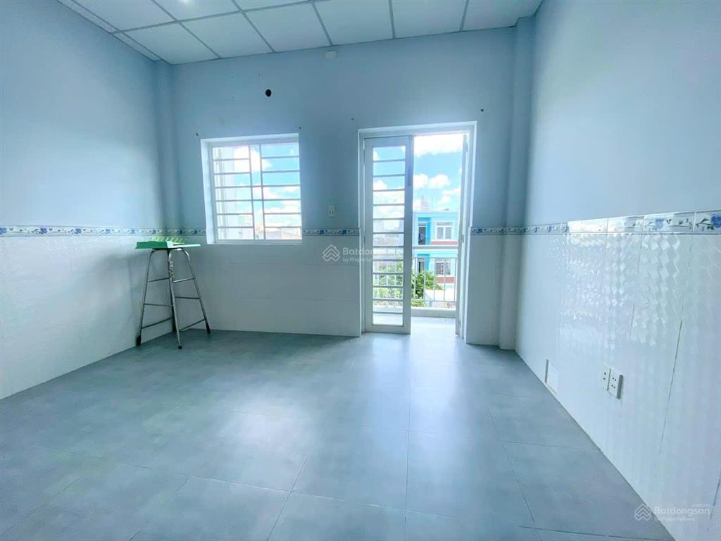 Phòng studio ban công  song hành nguyễn văn quá gân cầu tham lương