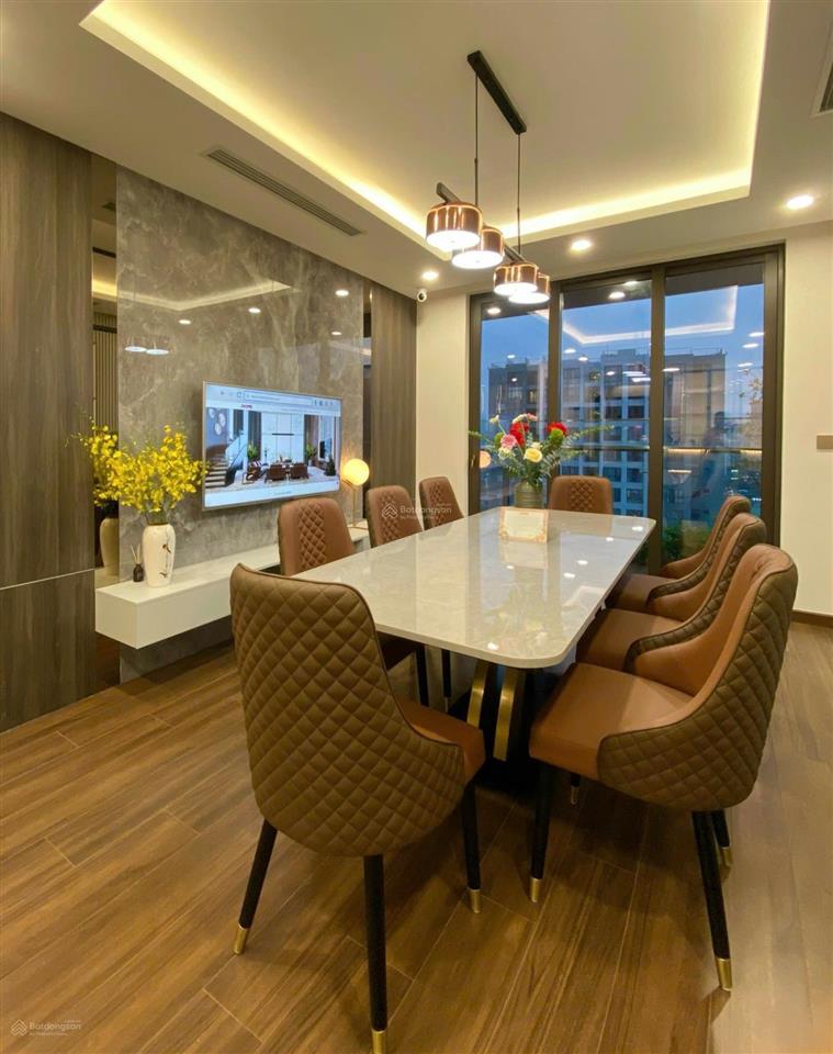 Nhượng 2 ngủ 91m2 full nội thất tầng cao đẹp giá 12,x tỷ