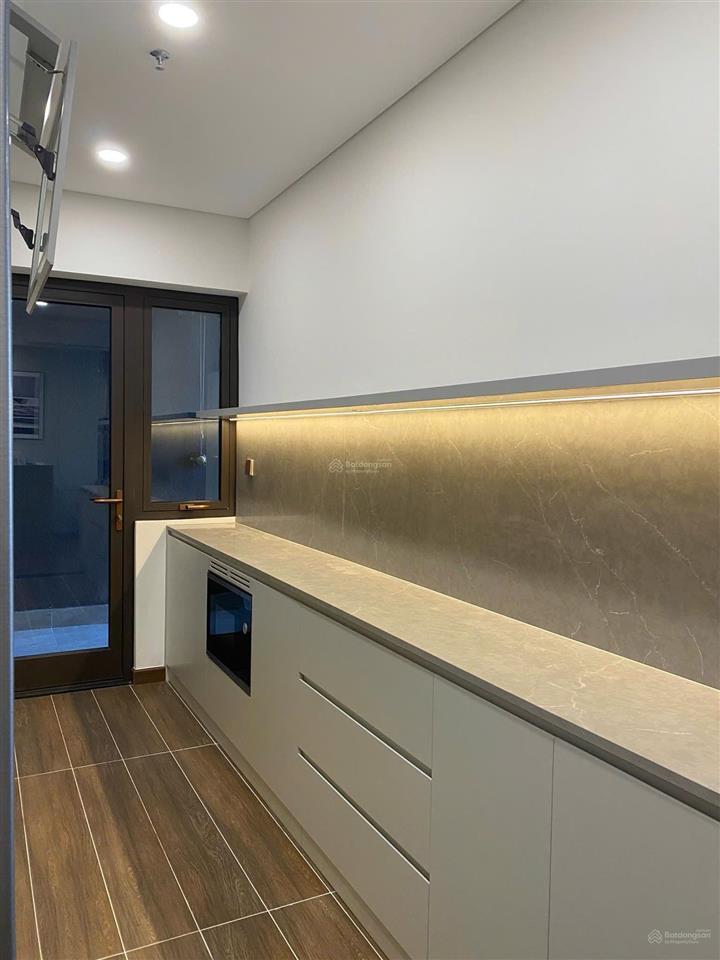 Nhượng 2 ngủ 91m2 full nội thất tầng cao đẹp giá 12,x tỷ