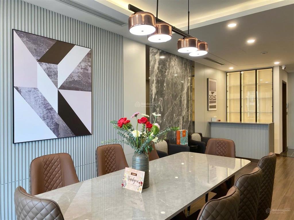 Nhượng 2 ngủ 91m2 full nội thất tầng cao đẹp giá 12,x tỷ