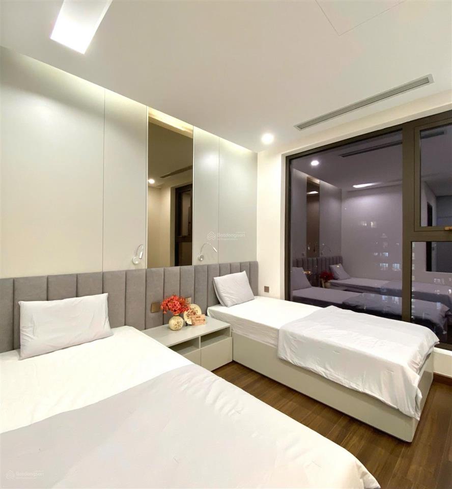 Nhượng 2 ngủ 91m2 full nội thất tầng cao đẹp giá 12,x tỷ